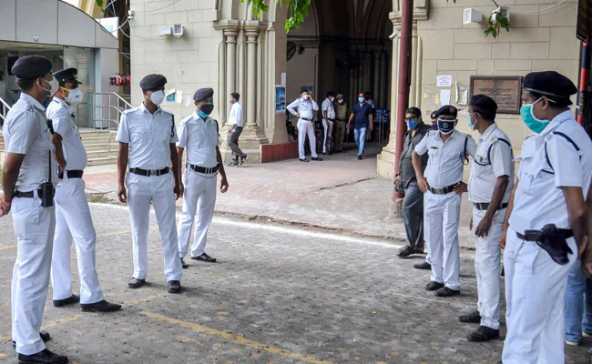 Two policemen with 2 others got arrested for robbing 30 lakhs rupees