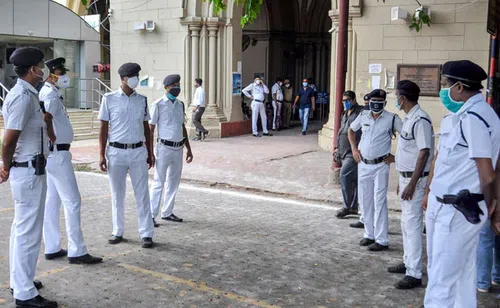 Two policemen with 2 others got arrested for robbing 30 lakhs rupees