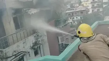 पटना के बोरिंग रोड पर चार मंजिला इमारत में भीषण आग, टॉप फ्लोर पर मची अफरातफरी