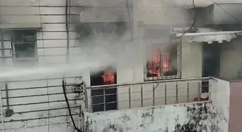 पटना के बोरिंग रोड पर चार मंजिला इमारत में भीषण आग, टॉप फ्लोर पर मची अफरातफरी