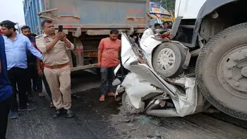 लखनऊ-आगरा हाईवे पर चकेरी में लापरवाही से हुए भीषण हादसे ने पांच परिवारों की खुशियाँ छीन लीं