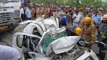 लखनऊ-आगरा हाईवे पर चकेरी में लापरवाही से हुए भीषण हादसे ने पांच परिवारों की खुशियाँ छीन लीं