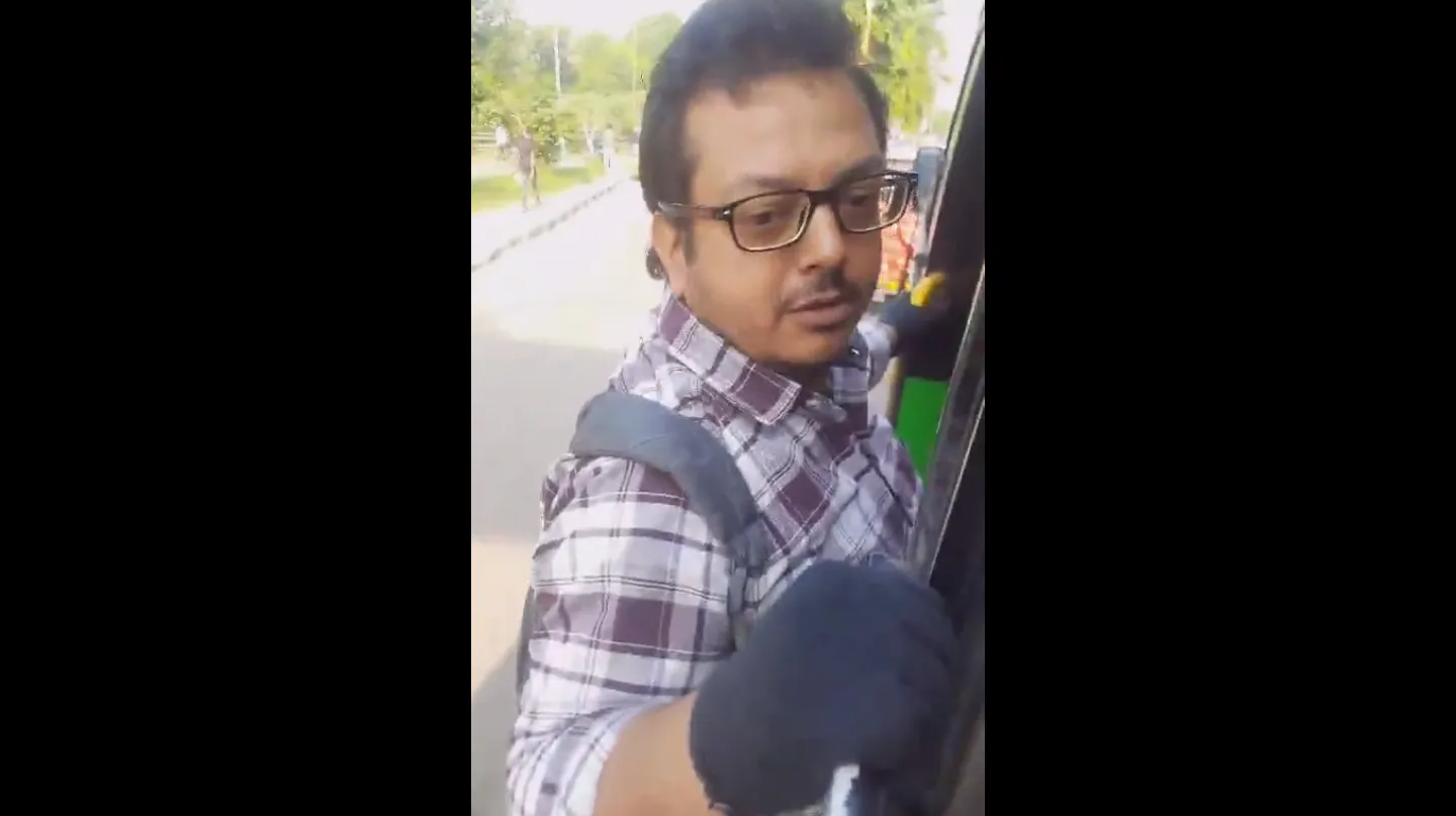 Incident of Misconduct by Female Conductor in Chandigarh: Passenger Risks Life While Hanging from Moving Bus 