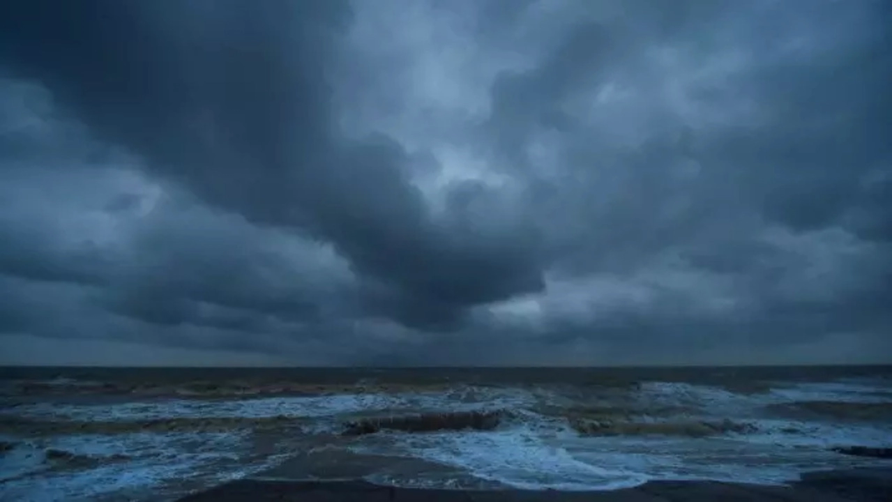 Kolkata Prepares for Cyclone Dana's Arrival 