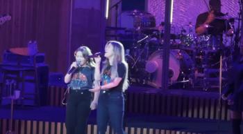 Kelly Clarkson Sings 'Heartbeat Song' With Daughter River Rose in Las Vegas