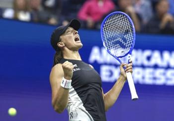 Swiatek Rallies Past Kalinskaya to Reach US Open Round of 16