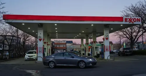 U.S. Gas Prices Locked in Elevated Range as Iran War Disrupts Global Oil Markets and Blocks Critical Shipping Corridor