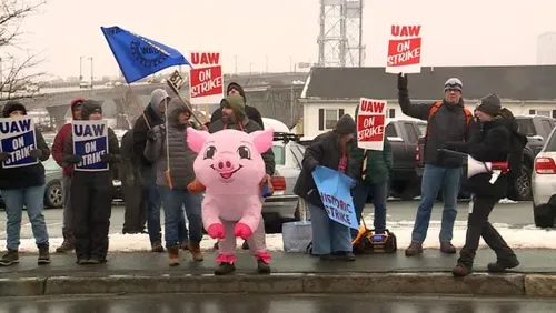 Bath Iron Works strike begins as 627 union members walk out in Portland