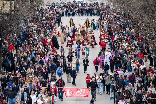 Hundreds Join Annual Via Crucis Good Friday Procession in Pilsen