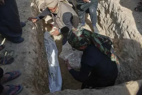 Syrian Family Buried in Deir el-Zour After Fatal Israeli Airstrikes in Beirut