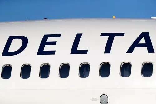 Delta Flight Encounters Firework During Descent into Chicago