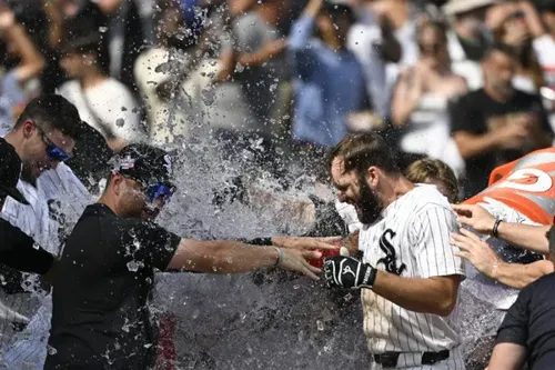 Chicago White Sox Hold First Place With 29 Games Left