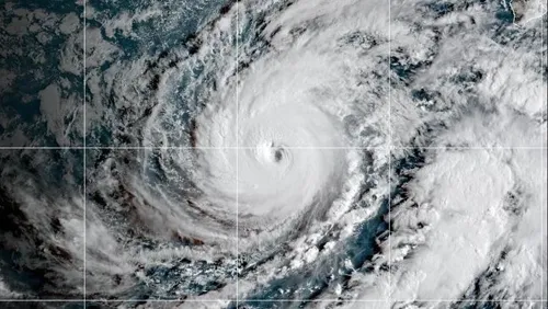 Hurricane Lowell Nears Hawaii as Hurricane Warning Issued for Kauai County
